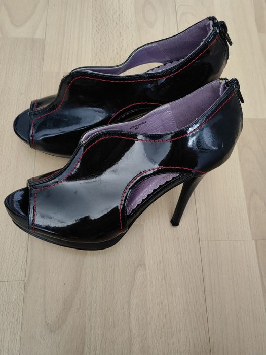 Различни модели обувки на висок ток