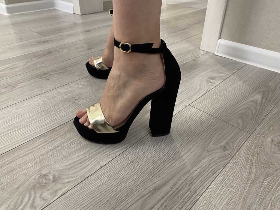 Продам босоножки замша черные