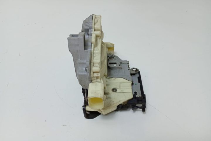 Broasca usa stanga fata 3C1837015A Volkswagen VW Passat B6