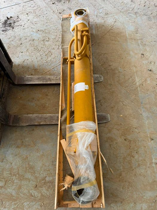 Cilindru hidraulic brat JCB JS460 dreapta NOU original (Cod KTV0937)