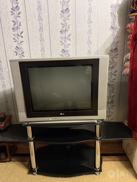 Televizor sotiladi