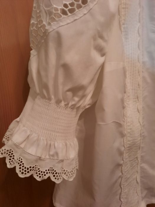 Deosebita bluza tiroleza cu broderie mărimea 48-50