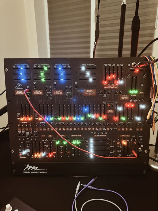 Behringer 2600 полумодульный синтезатор.