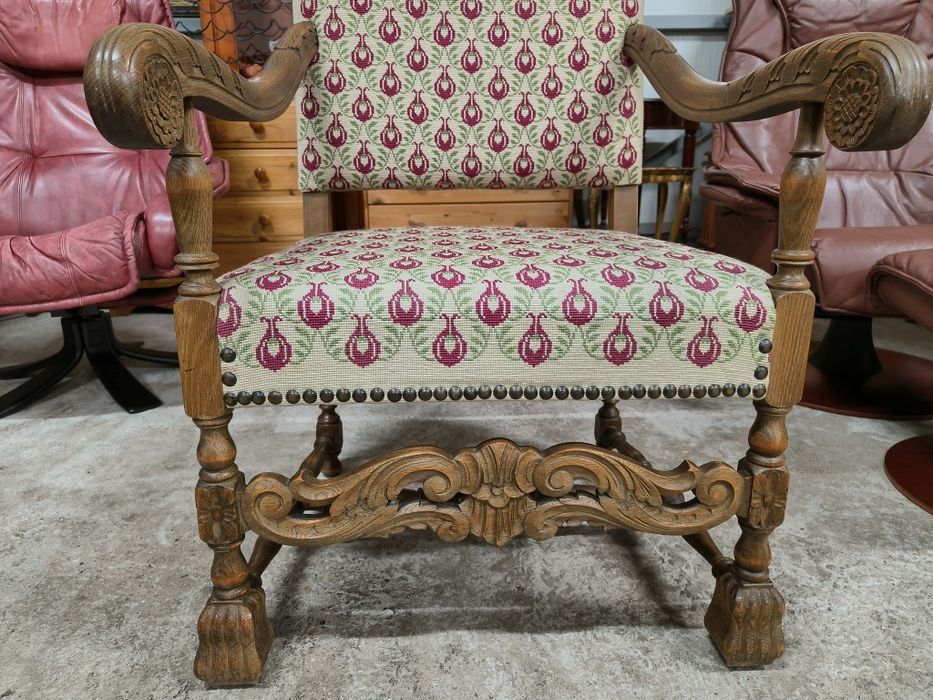 Дъбово кресло с дърворезба и гобленова дамаска