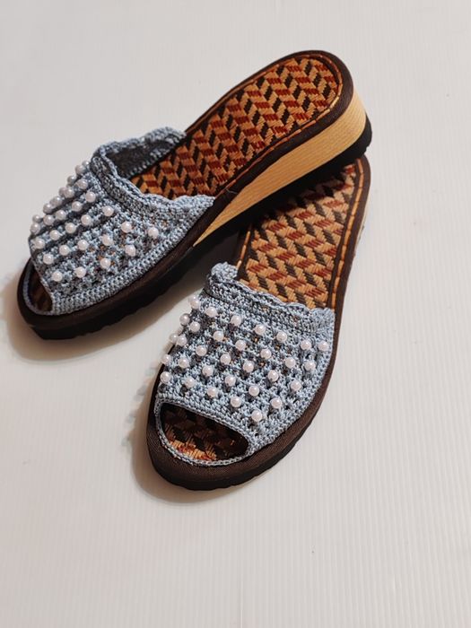 Қолдан тоқылған аяқ киімдер