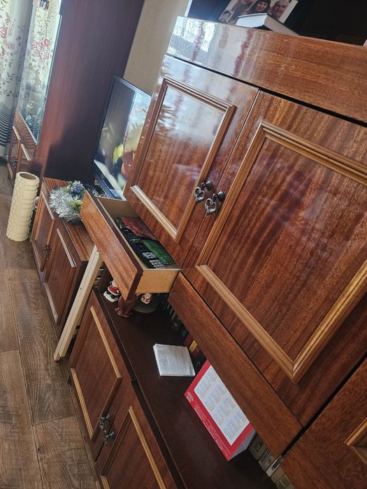 Стенка в зал ,3 шкафа + тумба