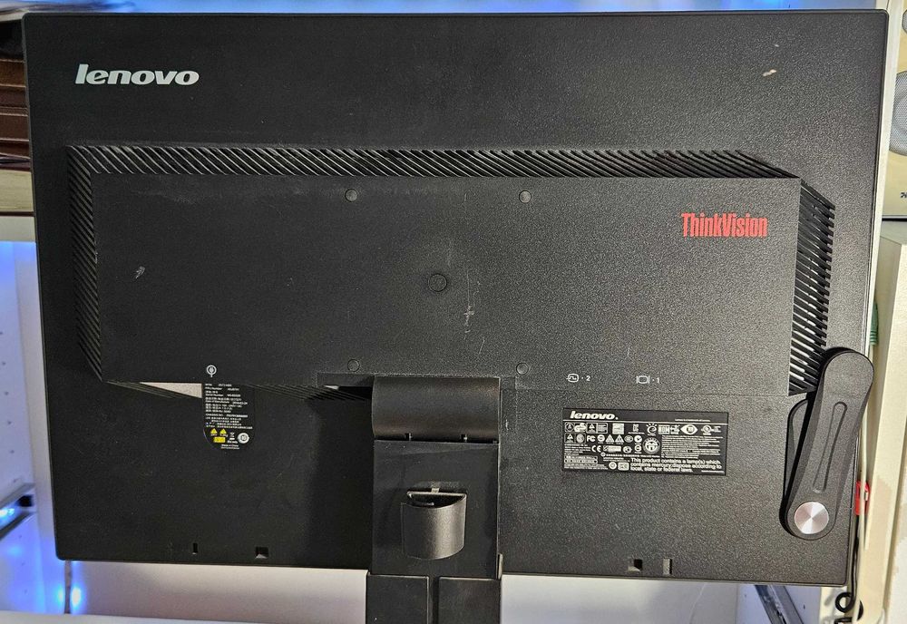 Компютър LENOVO с монитор LENOVO и клавиатура