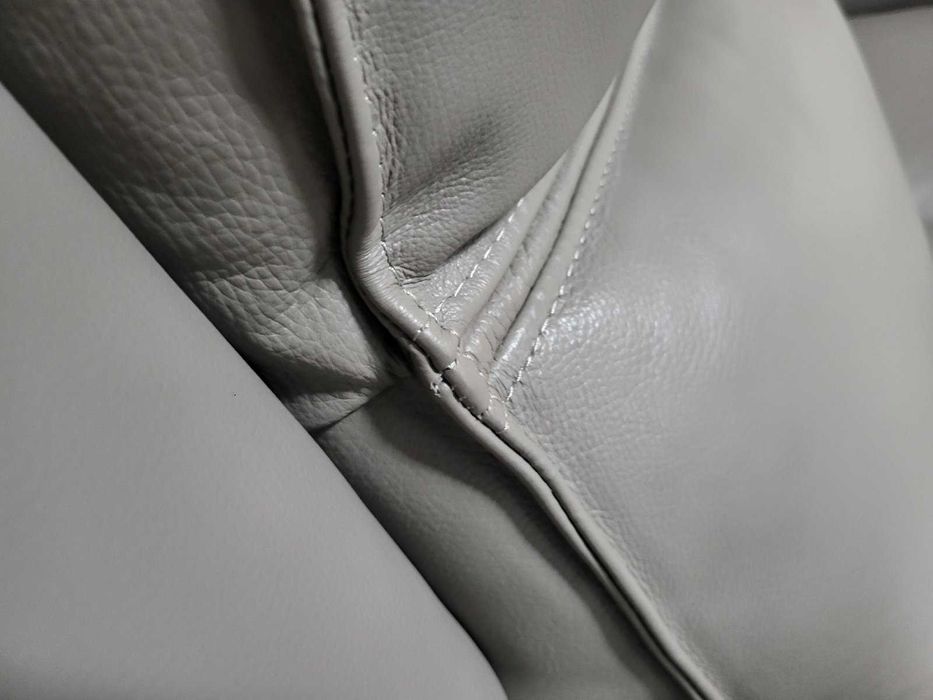 Сив кожен диван двойка с електрически релаксиращ механизъм