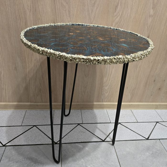 Маса от епоксидна смола и шишарки