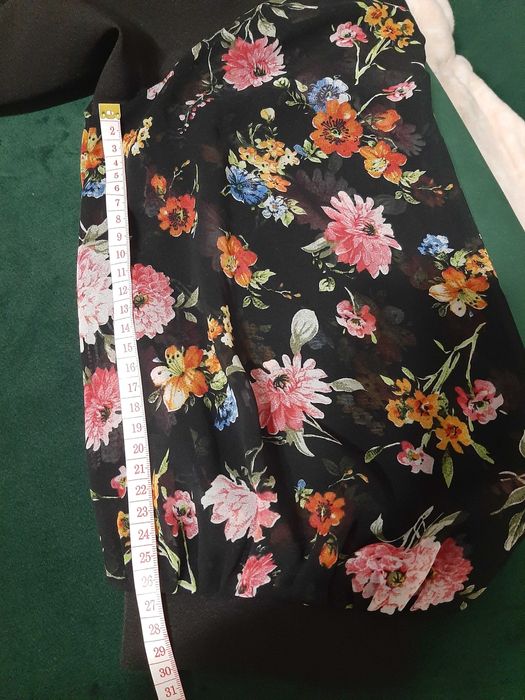 Rochie neagra cu maneci colorate