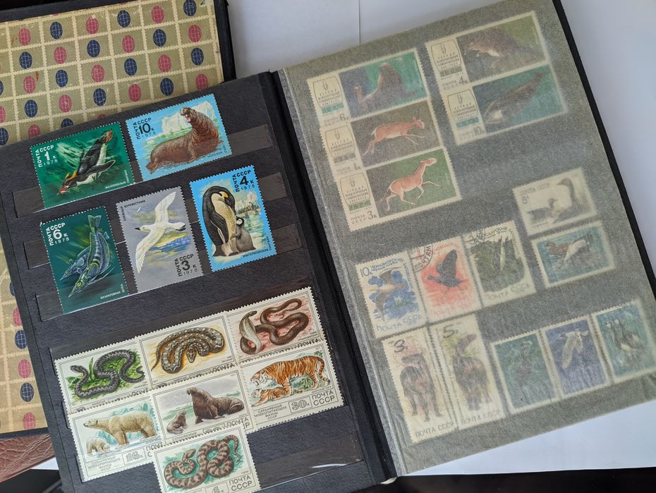 Продам 2 альбома с почтовыми марками.