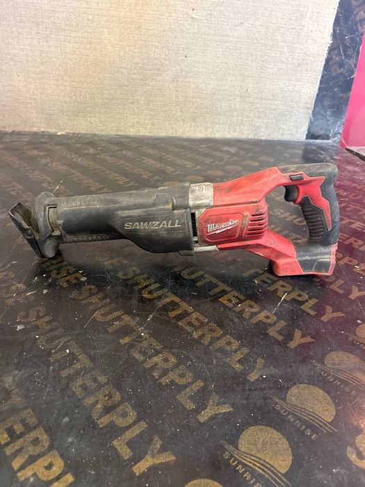 Милуоки прав трион ъглошлайф на батерии