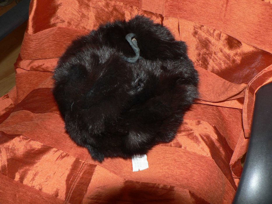 Caciula neagra , noua,  iepure siberian