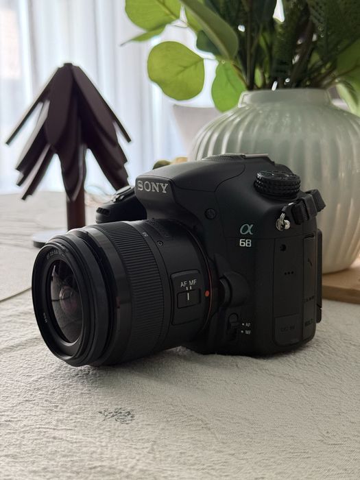 Aparat foto Sony Alpha 68 (ILCA-68) + Obiectiv 18-55mm – Doar 4223 cadre (Ca Nou)
