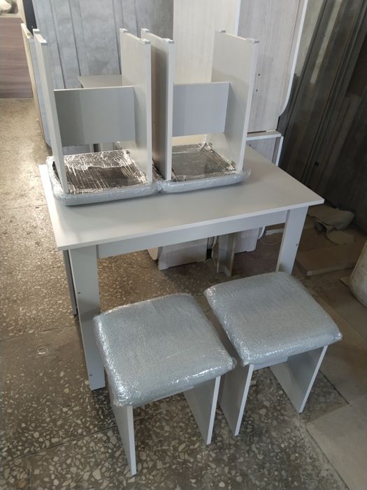 Продам стол с 4 табуретками