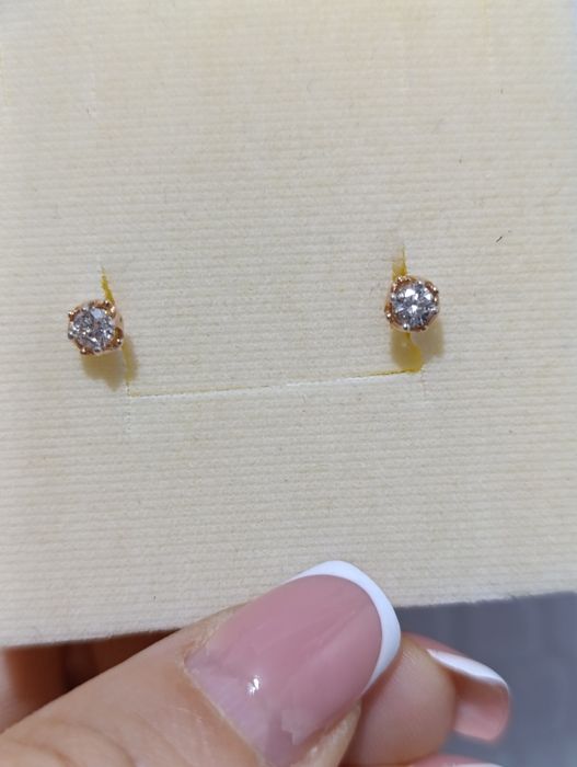 Серьги пусеты с якутскими бриллиантами.