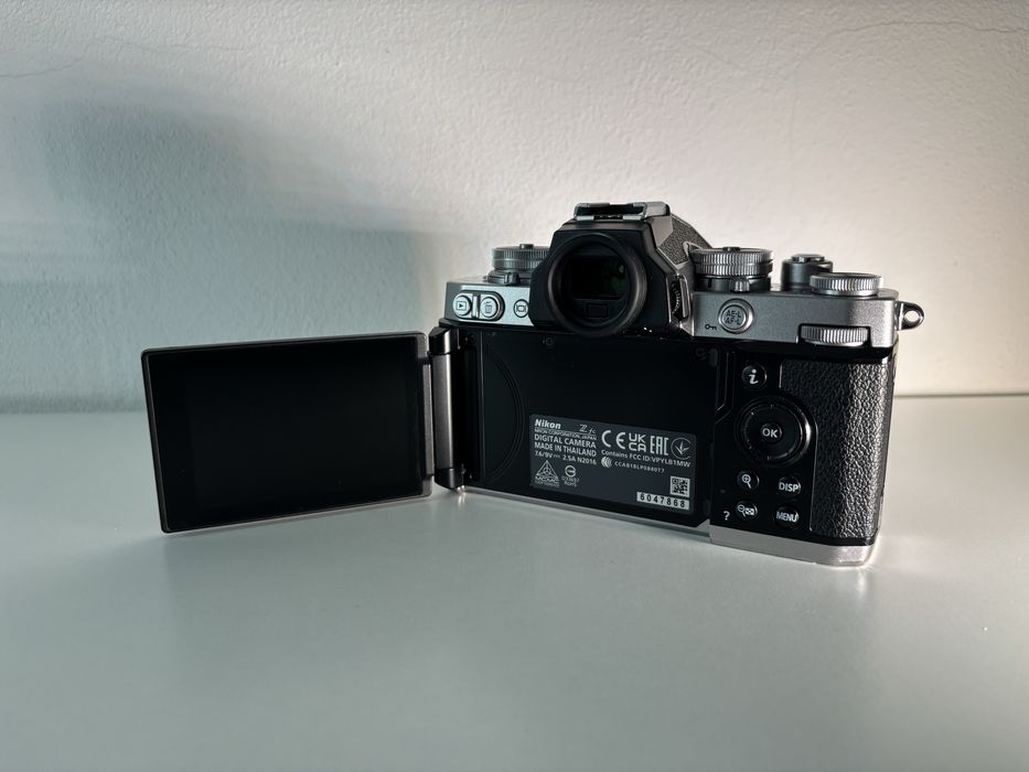 Aparat foto mirrorless Nikon Z fc + obiectiv NIKKOR Z DX 16-50 VR + Blitz Nissin Di466