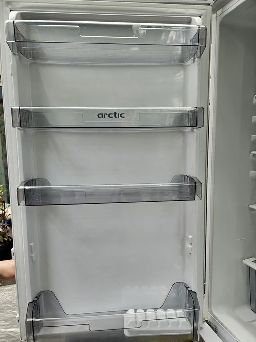 Vând frigider Arctic cu congelator – 240 L, înălțime 1,85 m
