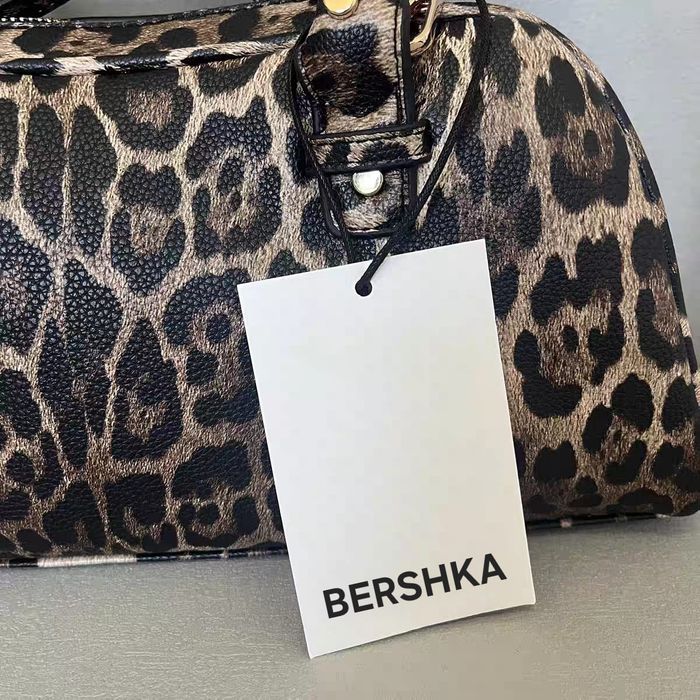 Стильная сумочка бренда Bershka