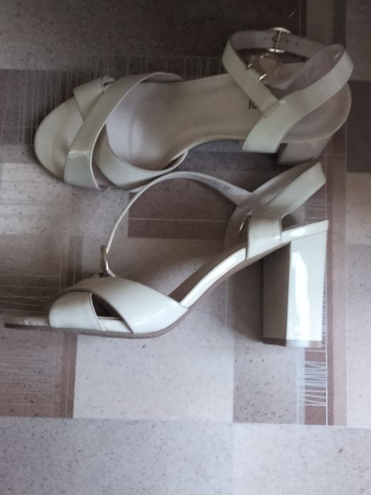 Продам босоножки