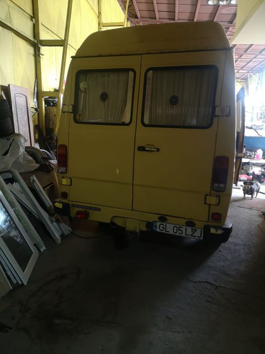 Vând microbuz Mercedes model 207  motor 2.2 diesel