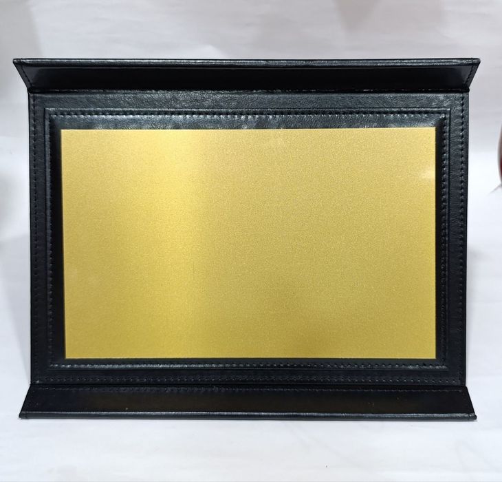 Подарочная плакетка с металлической табличкой