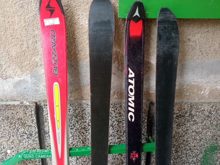 Два броя ски и обувки