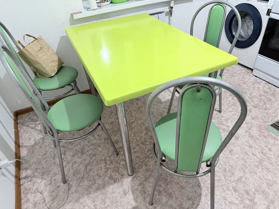 Стол со стульями