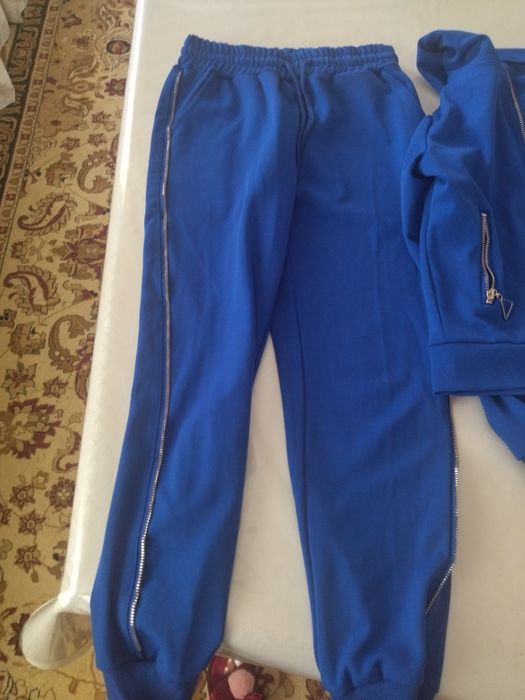 Продам спортивный костюм