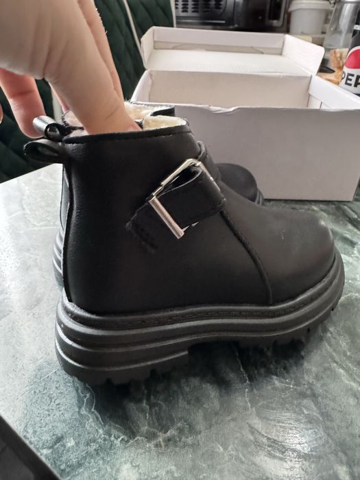 Продам детские ботинки