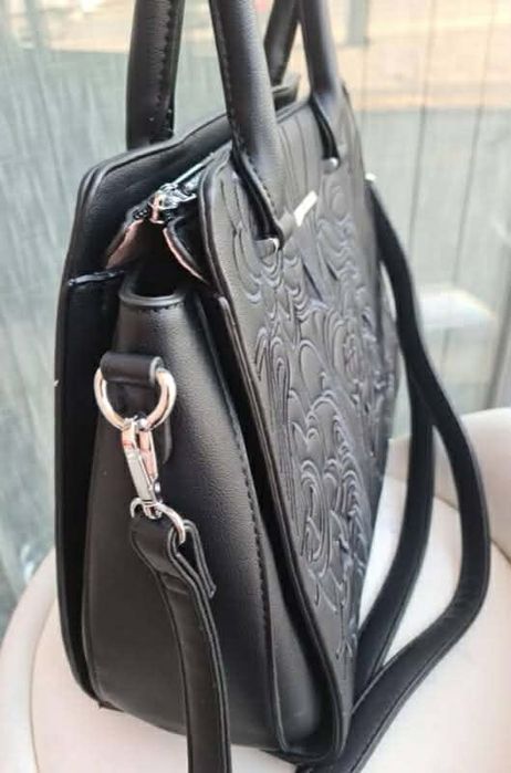 Елегантна дамска чанта с флорален релеф