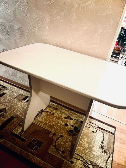 Кухонный стол продаётся.