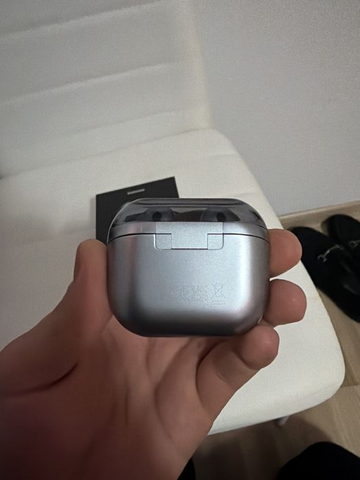 Vând căști Samsung Galaxy Buds 3 Pro, culoare argintie.