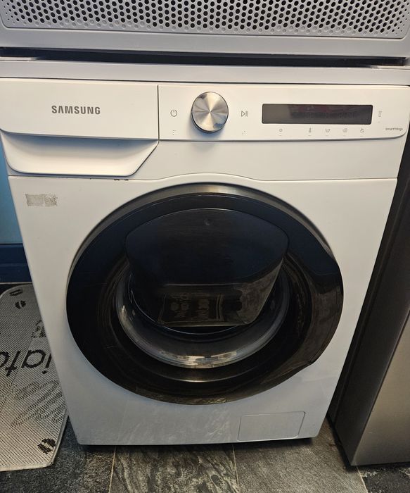 Vând mașina de spălat Samsung cu încărcare frontala.