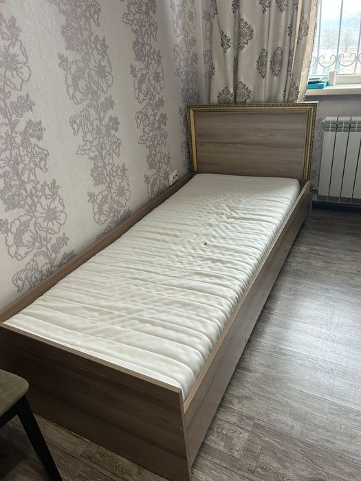 Продам кровать с матрасом
