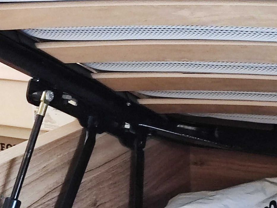 Продавам две единични легла с ракли и матраци, изработени по поръчка.