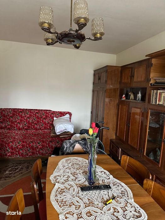 Vand apartament 3 camere Onesti disponibil.