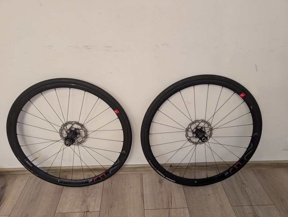 Set roți Fulcrum Racing  pentru șosea / gravel / endurance.

- prindere disc Center Lock
- thru axle
- freehub Shimano / SRAM HG
- profil aero