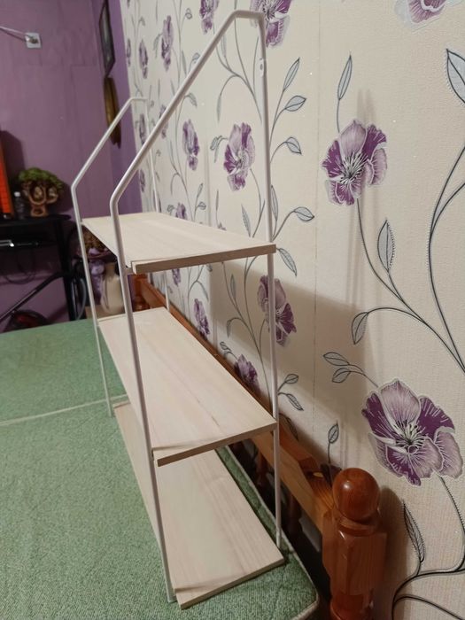 Метални стенни етажерки