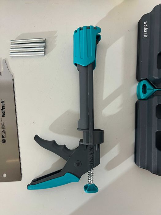 Wolfcraft 6977000 – Set complet pentru montarea plintelor, cu șablon, cutie de tăiere, fierăstrău japonez și pistol de silicon