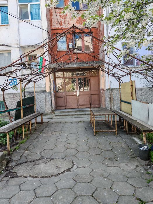 Продавам двустаен апартамент в кв. Деленките с. Айдемир