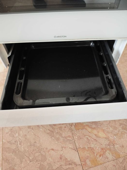 Готварска печка с керамичен плот Аристон