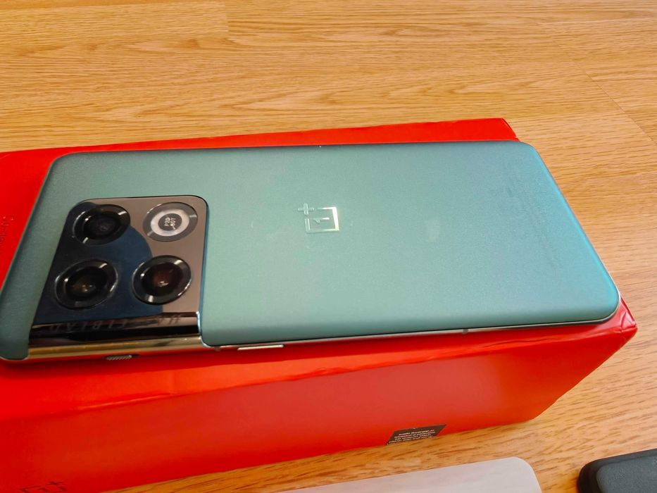 OnePlus 10 Pro 12GB RAM / 256GB – stare foarte bună + 2 huse + 2 folii