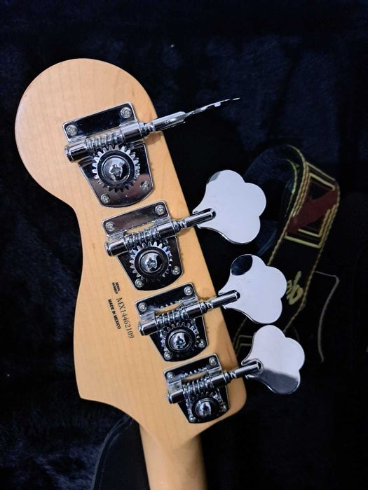 Продавам Бас Fender Precision - Made in Mexico