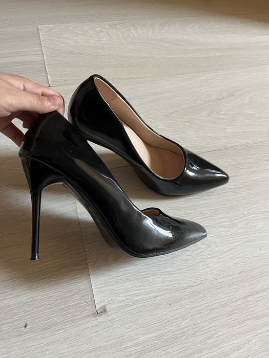 Черный каблук почти новыее