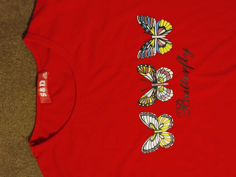 Блузка с къс ръкав за момиче, червена с пеперуди.