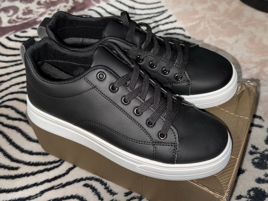 Кеды черные с белой подошвой