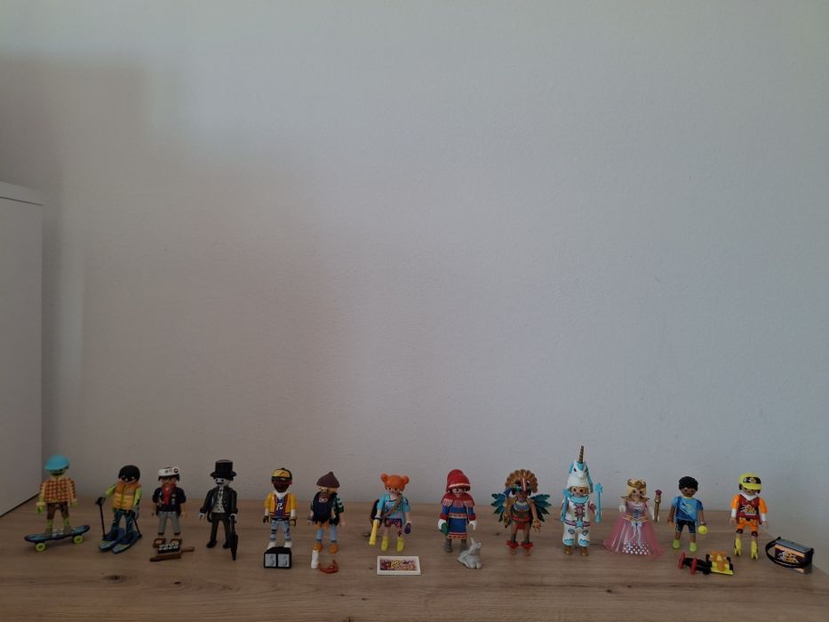 Vand lot cu 13  figurine Playmobil