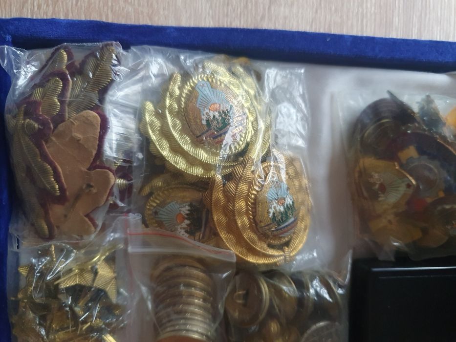 Vând monede vechi ,decorații ...