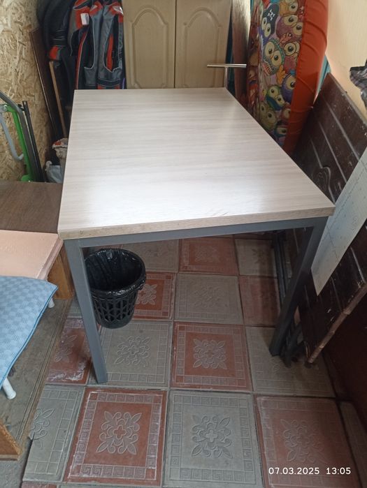 Стол и стулья 5 штук